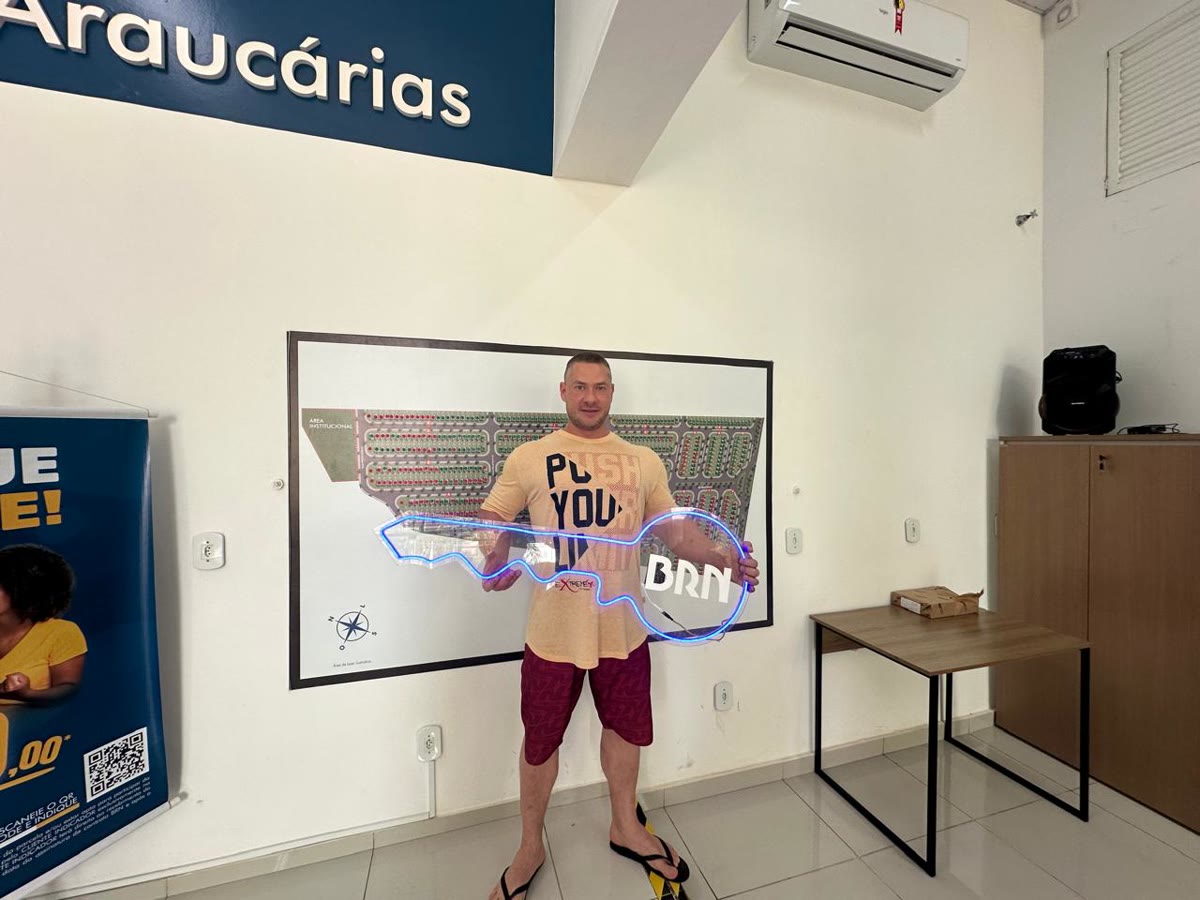 Cliente sorrindo segurando a chave do novo imóvel